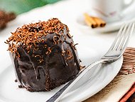 Лудлаб - Унгарска шоколадова торта с коктейлни череши и сметана